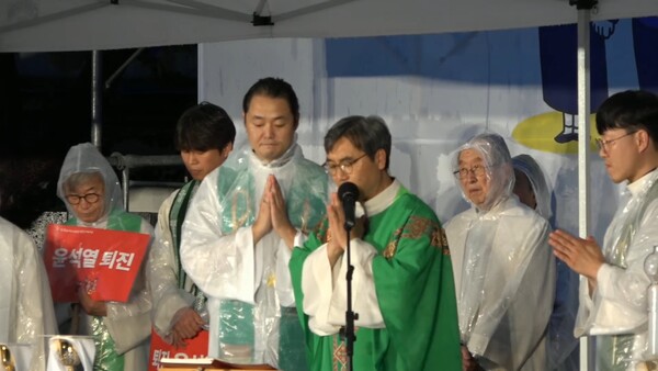 천주교정의구현전국사제단은 이날 오후 7시 30분부터 전북 전주시 풍남문 광장에서 14번째 월요시국기도회를 열었다. 2023.7.17. 천주교정의구현전국사제단 유튜브 채널 갈무리