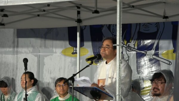 천주교정의구현전국사제단은 이날 오후 7시 30분부터 전북 전주시 풍남문 광장에서 14번째 월요시국기도회를 열었다. 김영수 신부가 강론을 하고 있다. 2023.7.17. 천주교정의구현전국사제단 유튜브 채널 갈무리