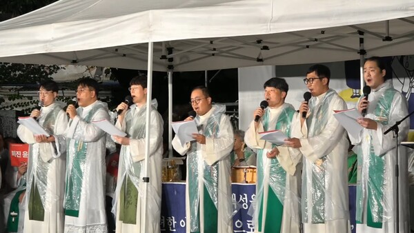 천주교정의구현전국사제단은 이날 오후 7시 30분부터 전북 전주시 풍남문 광장에서 14번째 월요시국기도회를 열었다. 전주교구 사제단 중창단이 성가를 부르고 있다. 2023.7.17. 천주교정의구현전국사제단 유튜브 채널 갈무리