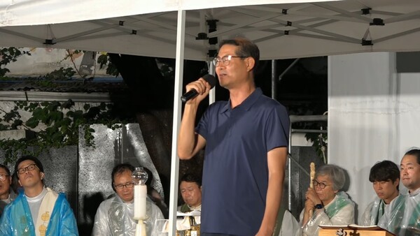 천주교정의구현전국사제단은 이날 오후 7시 30분부터 전북 전주시 풍남문 광장에서 14번째 월요시국기도회를 열었다. 10.29 이태원참사 유가족 고 문효균 씨 아버지 문성철 씨가 시국발언을 하고 있다. 2023.7.17. 천주교정의구현전국사제단 유튜브 채널 갈무리