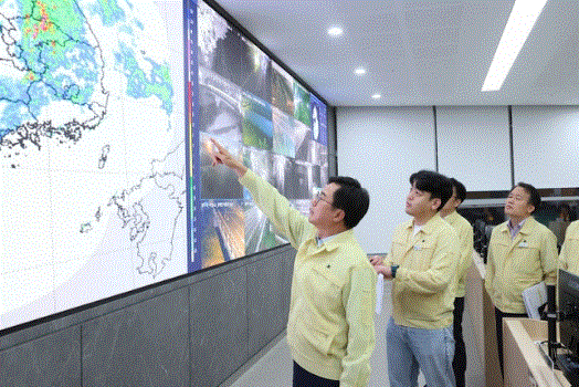 김동연 경기도지사가 경기도청 재난상황실에서 상황판을 보며 직원들로부터 집중호우 대비 현황을 보고받고 있다. 경기도청