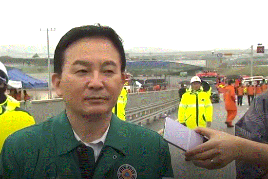 견인차량을 막고 인터뷰 중인 원희룡 장관.  YTN 뉴스화면 갈무리