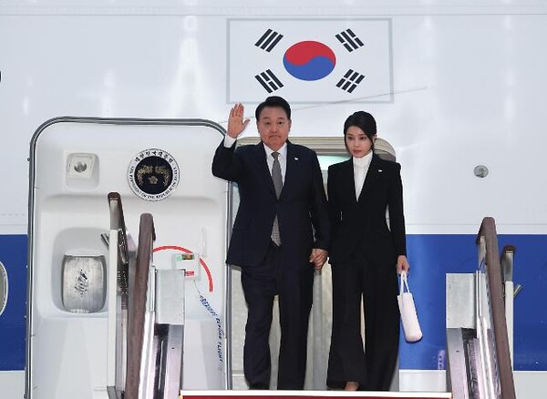 리투아니아에서 열린 북대서양조약기구(NATO·나토) 정상회의와 폴란드·우크라이나 방문을 마친 윤석열 대통령이 17일 성남 서울공항을 통해 귀국, 공군 1호기에서 내리며 인사하고 있다.  연합뉴스