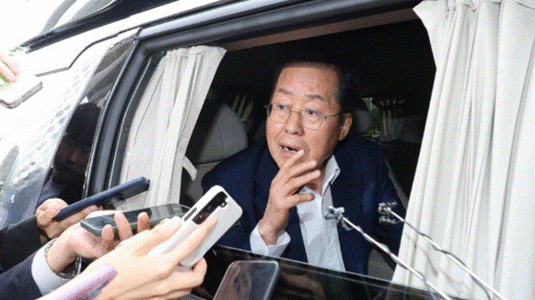 홍준표 대구시장이 17일 오후 서울 여의도 국회에서 차량에 올라 기자들의 질문을 받고 있다. 2023.7.17 연합뉴스