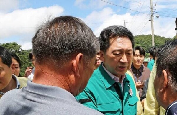 김기현 국민의힘 대표가 지난 17일 수해를 입은 충남 청양군 청남면 일대를 찾아 주민들과 얘기를 나누고 있다. 연합뉴스