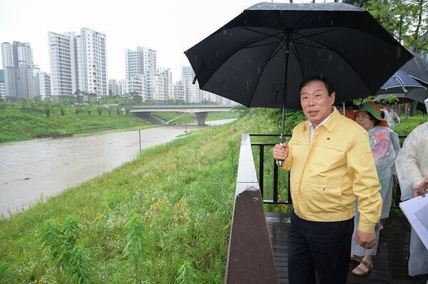 최민호 세종시장이 지난 14일 폭우로 물이 불어난 반곡동 삼성천을 찾아 살펴보고 있다. 세종시 