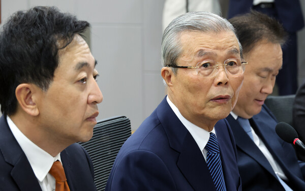 금태섭 전 의원이 주도하는 '다른 미래를 위한 성찰과 모색 포럼' 준비모임의 첫 토론회가 18일 국회에서 열렸다. 왼쪽부터 금 전 의원, 김종인 전 국민의힘 비대위원장, 민주당 이상민 의원. 2023.4.18. 연합뉴스