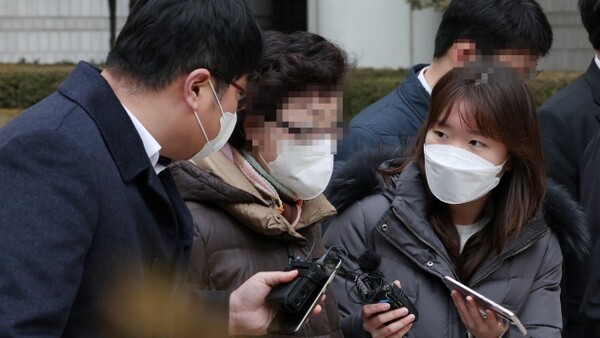 요양병원을 불법 개설해 요양급여를 타 간 혐의로 1심에서 실형을 선고받은 국민의힘 윤석열 대선후보의 장모 최은순씨가 서울고법에서 열린 항소심 선고 공판에서 무죄를 선고받고 밖으로 나서고 있다. 2022.1.25 (연합뉴스 자료사진)