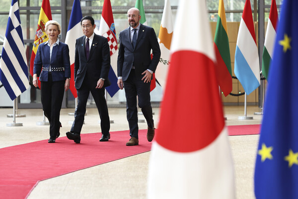 기시다 후미오 일본 총리(가운데)가 13일(현지시간) 벨기에 브뤼셀에서 우르줄라 폰데어라이엔 유럽연합(EU) 집행위원장(왼쪽), 샤를 미셸 EU 정상회의 상임의장과 함께 걷고 있다. 기시다 총리는 이날 EU와의 정상회담에서 일본과 EU가 경제 안보를 비롯한 다양한 분야에서 협력을 이어간다는 인식을 공유할 것으로 예상됐다. 2023.07.13. AP 연합뉴스