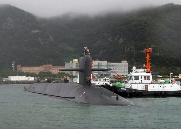 미국 전략핵잠함(SSBN) 켄터키함이 18일 부산 해군작전기지에 입항하고 있다. 2023.7.19. [미 해군 제공]연합뉴스 