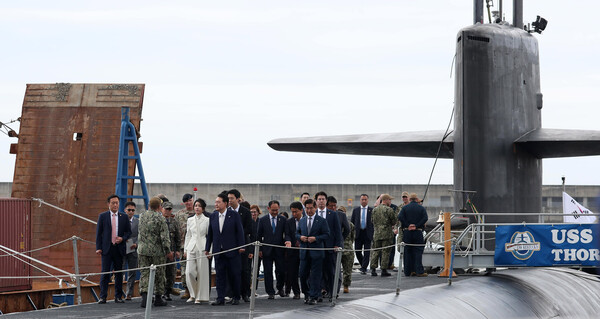 윤석열 대통령과 부인 김건희 여사가 19일 부산 남구 해군작전사령부 부산작전기지에 입항한 미국의 오하이오급 핵추진 탄도유도탄 잠수함(SSBN) 켄터키함(SSBN-737)에 승함하고 있다. 2023.7.19 [대통령실통신사진기자단] 연합뉴스