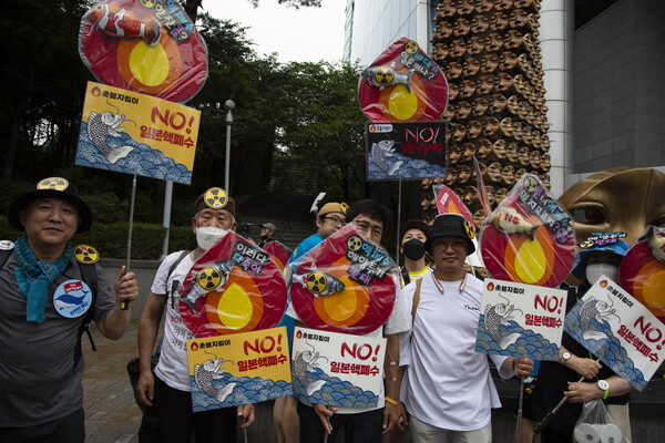 지난 15일 일본정부의 후쿠시마 핵오염수 해양 투기에 반대하는 시민들이 서울에서 시위를 벌이고 있다. 2023.07.15. EPA 연합뉴스