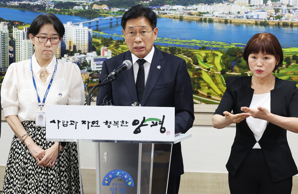 6일 오후 경기도 양평군청에서 전진선 양평군수가 서울-양평 고속도로 사업 백지화 관련 성명서를 발표하고 있다. 2023.7.6. 연합뉴스