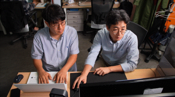 강민수 뉴스타파 기자(왼쪽)와 최윤원 뉴스타파 데이터개발팀장이 윤석열 대통령이 검사 시절 쓴 업무추진비 영수증을 검증하고 있다. 뉴스타파