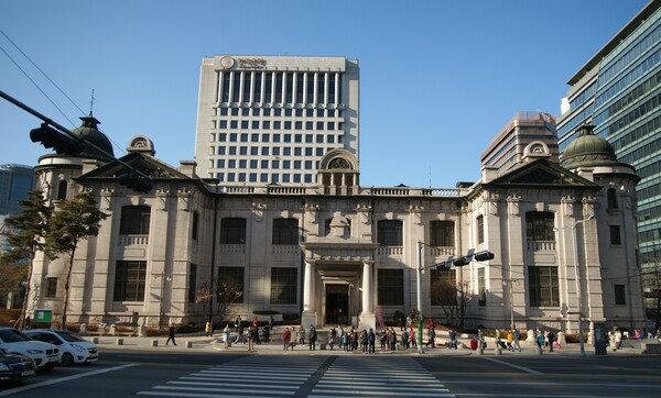 한국은행이 19일 내놓은 '금융기관 대출행태 서베이 결과'에 따르면 국내 은행들이 3분기 가계와 중소기업에 대한 대출을 늘려갈 태세다. 가계부채 폭증에는 아랑곳하지 않고 정부의 부동산 띄우기에 부응하기 위함이다. 사진은 서울 남대문로에 위치한  한국은행 본관의 모습. 연합뉴스 자료사진