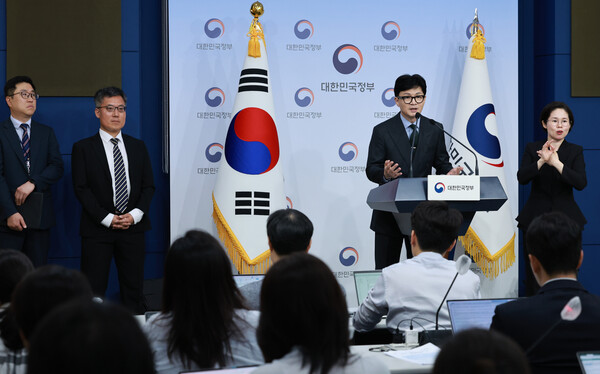 한동훈 법무부 장관이 18일 정부서울청사 별관에서 엘리엇 국제투자분쟁(ISDS) 사건 판정 후속 조치 관련 내용을 발표한 뒤 취재진의 질문에 답하고 있다.2023.7.18. 연합뉴스