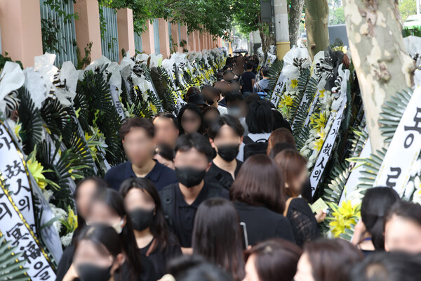 20일 오후 1학년 담임을 맡은 초임 교사가 극단적 선택을 한 서울 서초구 서이초등학교 앞에서 열린 추모행사에 추모객들의 발길이 이어지고 있다. 2023.7.20. 연합뉴스