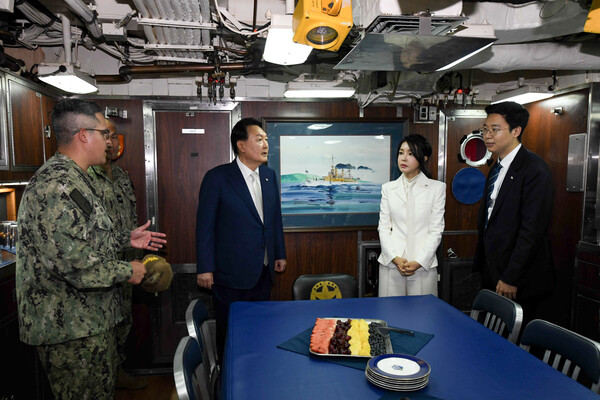 윤석열 대통령과 부인 김건희 여사가 19일 부산 남구 해군작전사령부 부산작전기지에 입항한 미국의 오하이오급 전략핵잠수함(SSBN) 켄터키함(SSBN-737) 내부를 시찰하고 있다. 2023.7.19 [미 해군 제공]