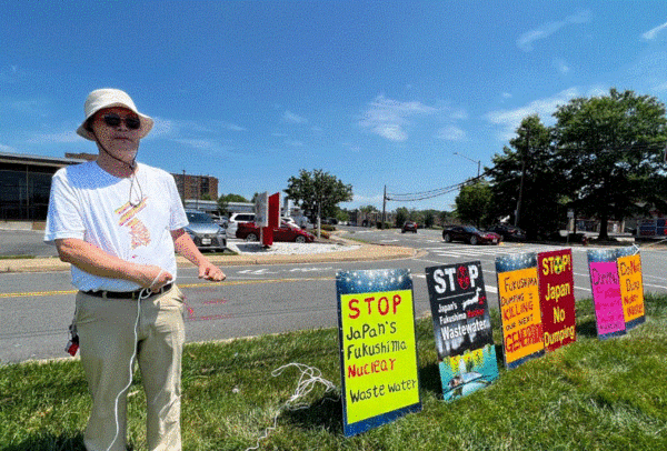 신행우 씨가 미국 워싱턴 에난데일 지역에서 ‘핵 오염수 투기 저지를 위한 1인 시위’를 하고 있다.  사진=재미동포 이재수