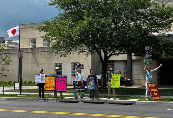 신행우 씨(왼쪽에서 두번째) 등 재미 동포들은 금요일마다 주미 일본대사관과 한국대사관 앞에서 ‘핵 오염수 투기 저지 집회’를 열고 있다. 사진=재미동포 이재수