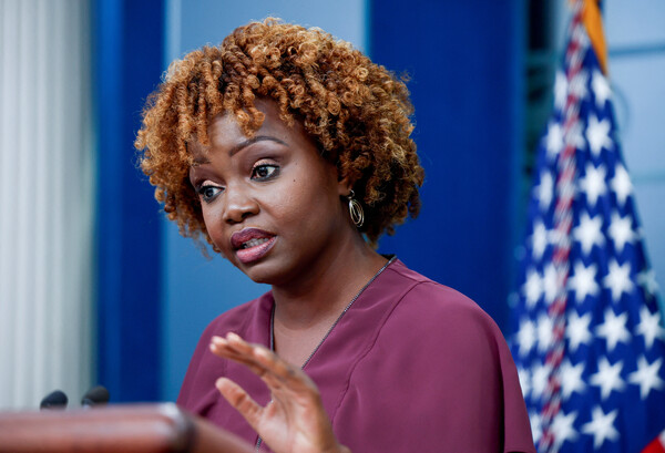 카린 장-피에르 백악관 대변인이 19일(현지시각) 워싱턴 백악관에서 언론에 브리핑하고 있다. 이날 브리핑에서 장-피에르 대변인은 판문점 공동경비구역(JAS) 견학 중 무단 월북한 미군 병사의 소재와 안위를 파악하기 위해 "한국과 스웨덴 정부와 대화 중"이라고 밝혔다. 2023.07.20. 로이터 연합뉴스