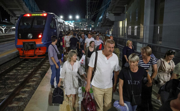 17일 크림반도와 러시아를 잇는 크림대교에 대한 우크라이나의 공격으로 사상자가 발생하자 열차 승객들이 대교 앞에서 하차하고 있다. 크림대교는 지난해 10월에도 공격을 받아 다리 일부가 파괴됐었다. 2023.7.17. 로이터 연합뉴스