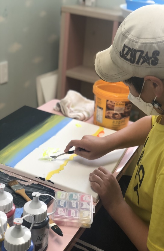 승빈이 미술치료를 받으며 그림을 그리고 있다. © 승빈네 가족 제공