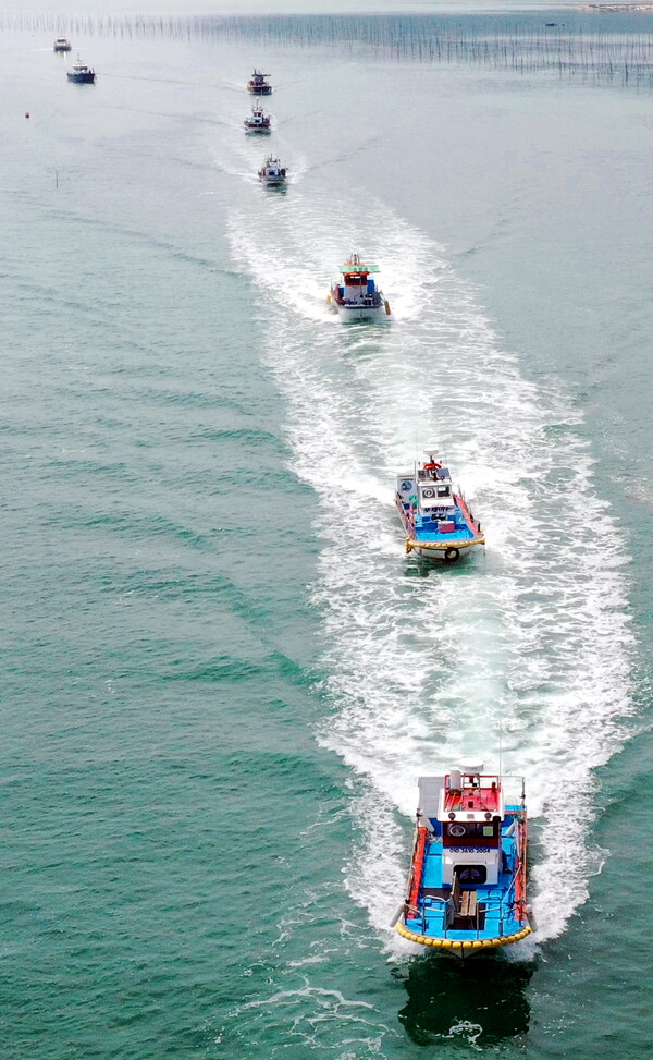21일 오전 전남 장흥군 회진면 행정복지센터 인근 해상에서 전국어민회총연맹장흥지회 관계자들이 후쿠시마 오염수 방류를 규탄하는 해상 시위를 하고 있다. 2023.7.21. 연합뉴스