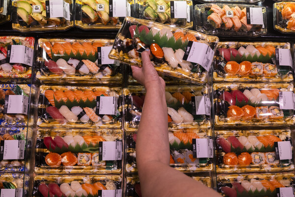 지난 12일 홍콩의 일본산 수산식품 수입가게에서 스시제품을 살펴보고 있는 고객. 2023.07.12. AP 연합뉴스