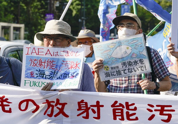 지난 20일 도쿄 시내에서 후쿠시마 핵오염수 해양 투기에 반대하는 시위를 벌이고 있는 시민들. 2023.07.20. EPA 연합뉴스