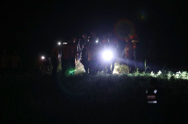 19일 오후 경북 예천군 호명면 고평교 인근에서 실종된 해병 장병의 시신이 인양돼 구급차로 향하고 있다. 2023.7.20 연합뉴스