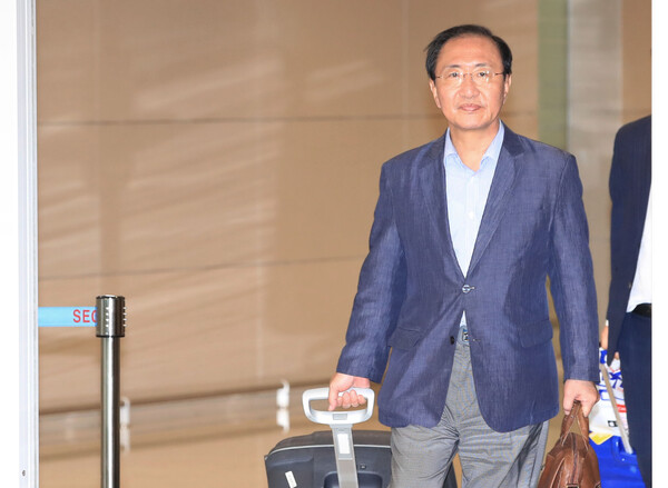사망 하루 전인 2018년 7월 22일 오후 정의당 노회찬 원내대표가 미국 방문을 마치고 인천국제공항으로 귀국하고 있다. 2018.7.22. 연합뉴스