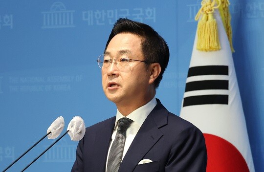 박성준 더불어민주당 대변인이 22일 오전 국회 소통관에서 기자들 앞에서 브리핑하고 있다. 2023.7.22 연합뉴스