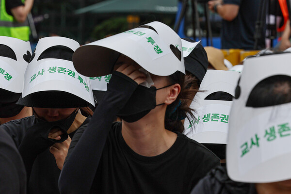 22일 오후 2시 서울 종로구 보산각 앞에서 열린 '공교육 정상화를 위한 전국 교사 집회'에서 한 교사가 눈물을 닦고 있다. 2023.7.22. 연합뉴스