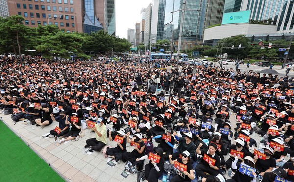22일 오후 2시 서울 종로구 보산각 앞에서 열린 '공교육 정상화를 위한 전국 교사 집회'에서 교사들이 구호를 외치고 있다. 2023.7.22. 연합뉴스