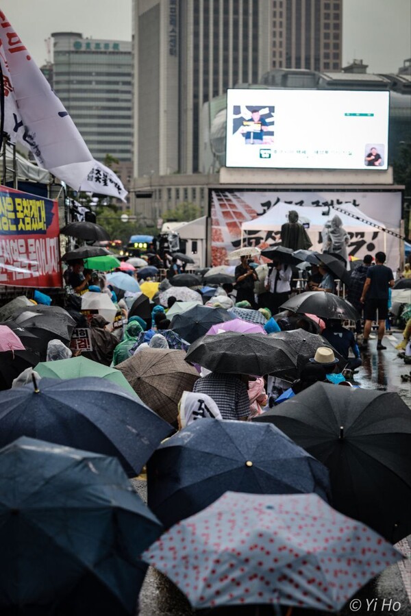 시민들이 22일 서울 시청 일대에서 열린 '윤석열 퇴진! 김건희 특검! 49차 촛불대행진'에 참석해 연단을 바라보고 있다. 2023.7.22. 사진작가 이호