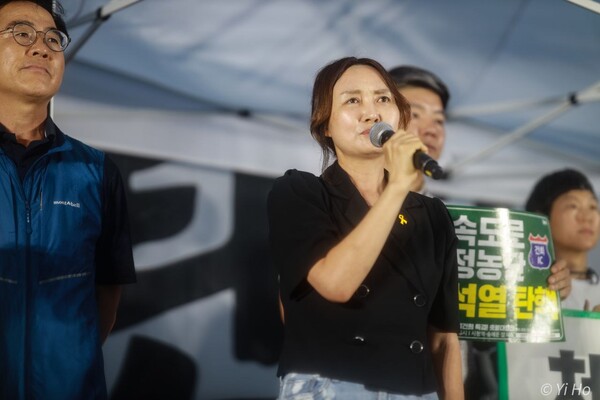 22일 서울 시청 일대에서 열린 '윤석열 퇴진! 김건희 특검! 49차 촛불대행진'에 참석한 여현정 양평군의원이 발언하고 있다. 2023.7.22. 사진작가 이호