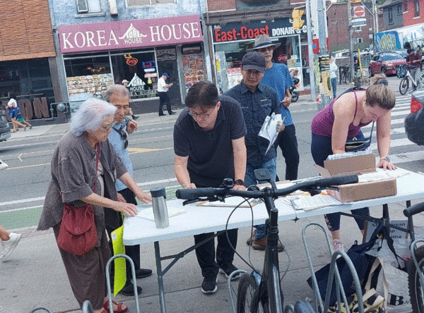 캐나다 동포들이 22일(현지 시간) 토론토 한인타운 거리에서 ‘후쿠시마 핵 오염수 해양 투기 반대 서명운동’을 벌이고 있다.  2023.7.22. 사진=황환영 씨 제공 