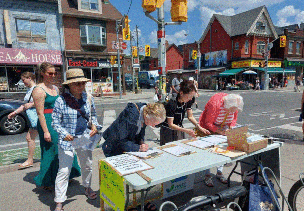 캐나다 동포들이 22일(현지 시간) 토론토 한인타운 거리에서 ‘후쿠시마 핵 오염수 해양 투기 반대 서명운동’을 벌이고 있다. 2023.7.22. 사진=황환영 씨