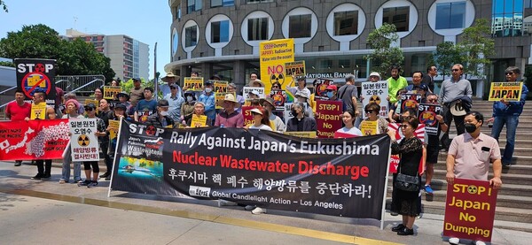 미국 LA 동포들이 지난 8일(현지 시간) 일본 영사관 앞에서 ‘핵 폐수 저지 집회’를 갖고 일본 정부의 핵 폐수 방류 결정을 옹호하는 윤석열 정부를 강도 높게 비판했다. 2023.7.8. LA촛불행동 제공