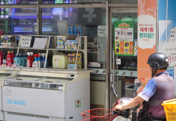 익년 최저임금이 논의될 때마다 보수언론은 오르면 망한다는 업종으로 편의점을 든다. 과연 그럴까? 연합뉴스