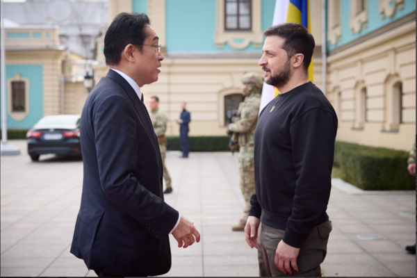 지난 3월 21일 키이우를 방문한 기시다 후미오 일본 총리가 볼로디미르 젤렌스키 우크라이나 대통령과 이야기를 하고 있다. 2023.3.21. 우크라이나 대통령실