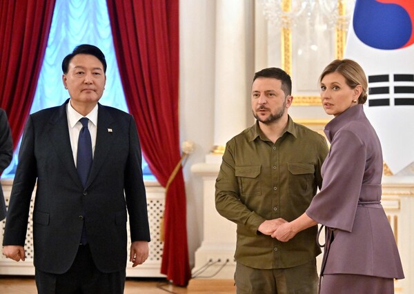윤석열 대통령이 15일 우크라이나 마린스키궁에서 공동성명을 발표한 뒤 볼로디미르 젤렌스키 대통령 부부와 포즈를 취하고 있다. 대통령 부인 김건희씨의 모습은 보이지 않는다. 2023.7.15. AFP 연합뉴스