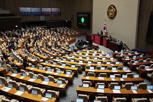 30일 오후 국회 본회의에서 후쿠시마 오염수 방류 철회 촉구 결의안이 야당 단독으로 채택되고 있다. 2023.6.30. 연합뉴스