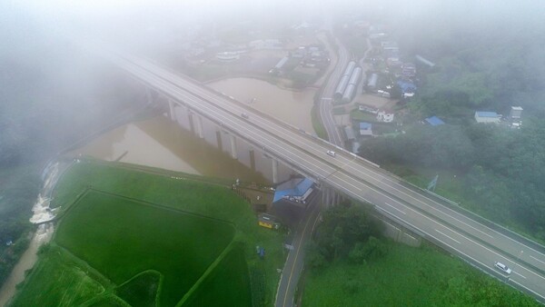 윤석열 대통령 부인 김건희 씨 특혜 의혹이 불거진 서울-양평 고속도로 대안 노선의 종점(경기도 양평군 강상면) 일대의 모습. 교각 위 도로가 중부내륙고속도로이며 왼쪽은 남양평IC 방면, 오른쪽은 양평대교 방면. 2023.7.14. 연합뉴스