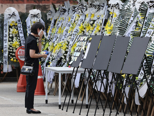 21일 서울 강남서초교육지원청에 마련된 서이초등학교 교사의 분향소에서 한 추모객이 눈물을 흘리고 있다. 2023.7.21. 연합뉴스