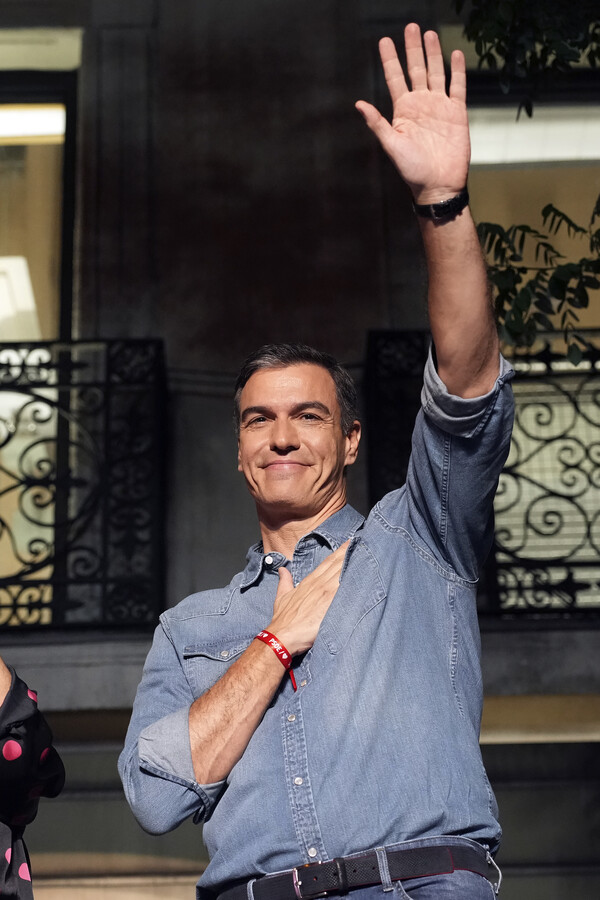 스페인 총선이 실시된 23일 집권 스페인사회노동당 당수 페드로 산체스 총리가 마드리드의 당 본부에서 지지자들의 환호에 손을 들어 답하고 있다. 2023.07.23. AP 연합뉴스