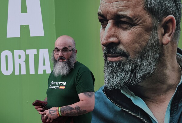 스페인 총선이 실시된 23일, 극우 정당 VOX의 지지자가 투표 뒤 VOX의 대형 포스터 앞에서 포즈를 취했다. 2023.07.23. AFP 연합뉴스