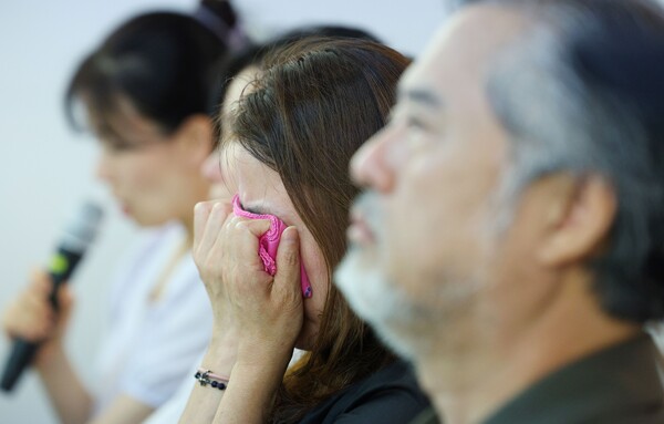 헌법재판소의 이상민 행정안전부 장관에 대한 탄핵 심판을 하루 앞둔 24일 오후 서울 종로구 참여연대에서 열린 이태원 참사 희생자 유가족들의 이 장관 파면 촉구 기자회견에서 희생자 이승연 씨 모친 염미숙 씨가 눈물을 흘리고 있다. 2023.7.24. 연합뉴