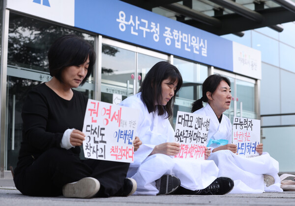 12일 오전 서울 용산구청 앞에서 10·29 이태원참사 유가족 협의회가 연 기자회견에 참가한 유가족들이 박희영 용산구청장의 사퇴를 촉구하는 손팻말을 들고 있다. 2023.6.12. 연합뉴스